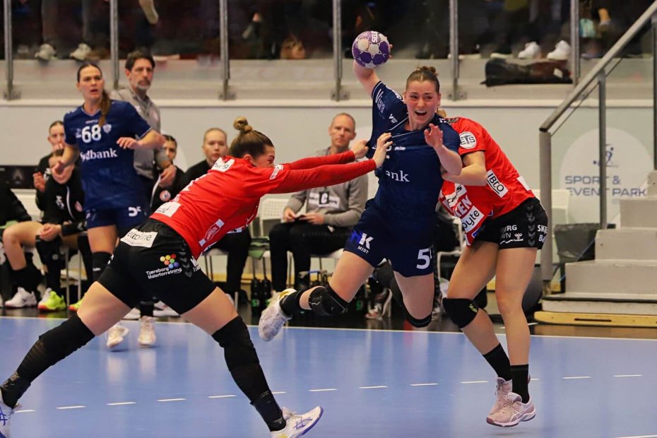 Der var usædvanligt mange huller i Team Esbjergs forsvar i aftes. Foto: Johnny Tauman.