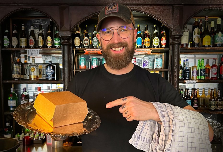 - Vi har allerede testet det af, og sådan en bacon-cheese går altså godt til en iskold pils fra hanen, fortæller Lars Prisfeldt fra Industrien. Foto: PR.