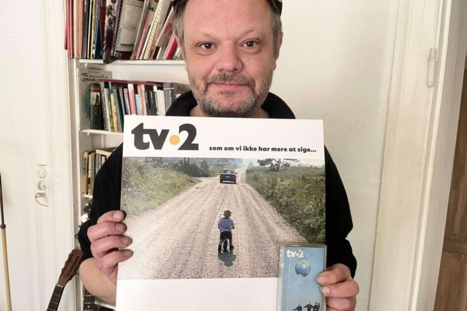 Mads Bjørn med det nye album samt "Vi bliver alligevel aldrig voksne" på kassettebånd fra 1990 - købt i Jaspers Radio. Privatfoto.
