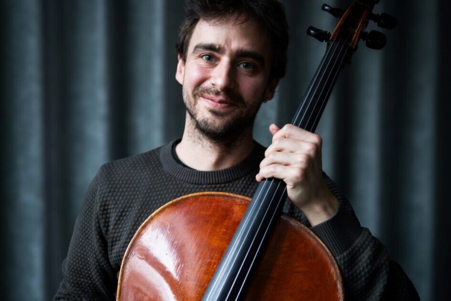 Cellist Pau Codina, Esbjerg Ensemble, med det uvurderlige instrument. Pressefoto.