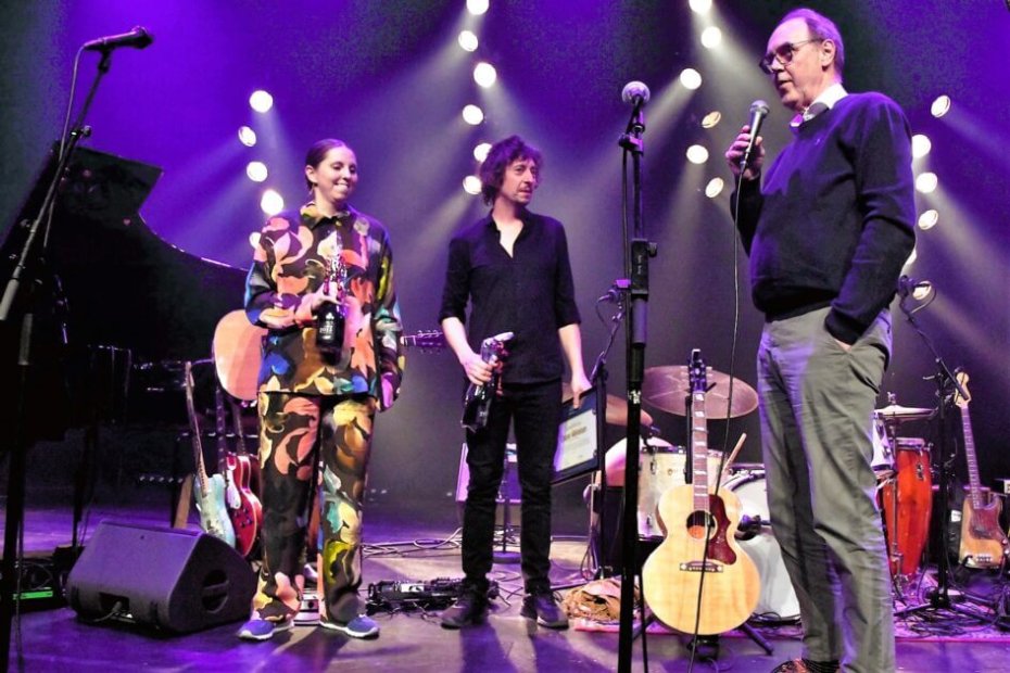 Signe Juhl Jensen og Casper Mikkelsen, da de overraskes på scenen i Musikhuset af Henry Heiberg fra Johan Hoffmann Fonden. Foto: Peter Langwithz Smith.