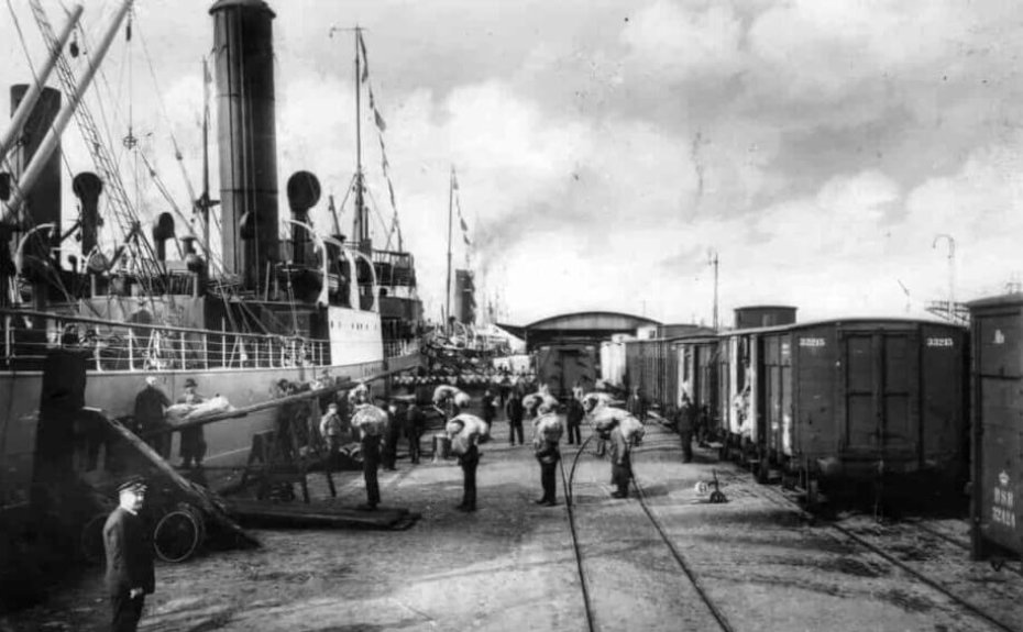 Havnearbejdere laster smør og bacon ombord i S/S Dagmar ved Englandskaj, ca. 1924. Foto: SFAH.