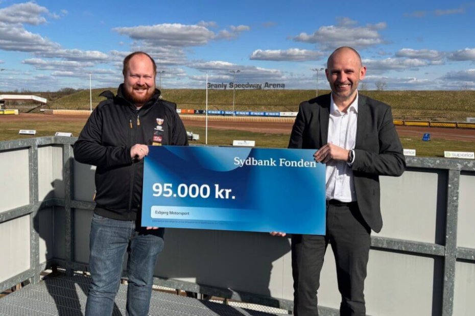 Mads Kølbæk, formand EMS (tv) og Søren M. Nielsen, filialchef i Sydbank. Pressefoto.