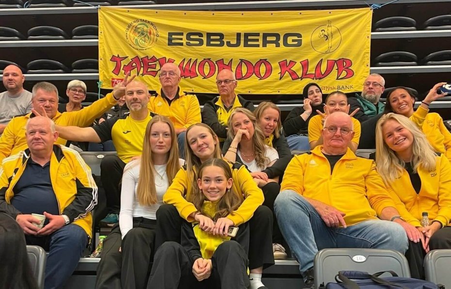 Delegation fra Esbjerg Taekwondo Klub ved et stævne sidste år. Privatfoto.