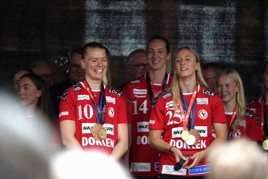 Kathrine Heindahl med nummer 10, da Team Esbjerg blev fejret på Torvet i sommeren sidste år. Arkivfoto: Fjodor Pedersen.
