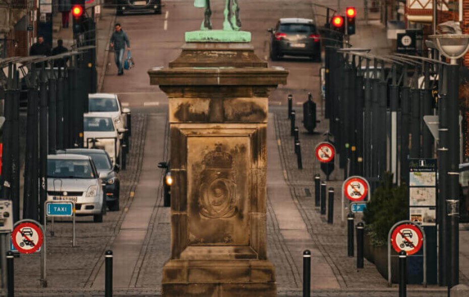 Torvegade set gennem en zoom, der giver en komprimerende effekt. Arkivfoto: Fjodor Pedersen.