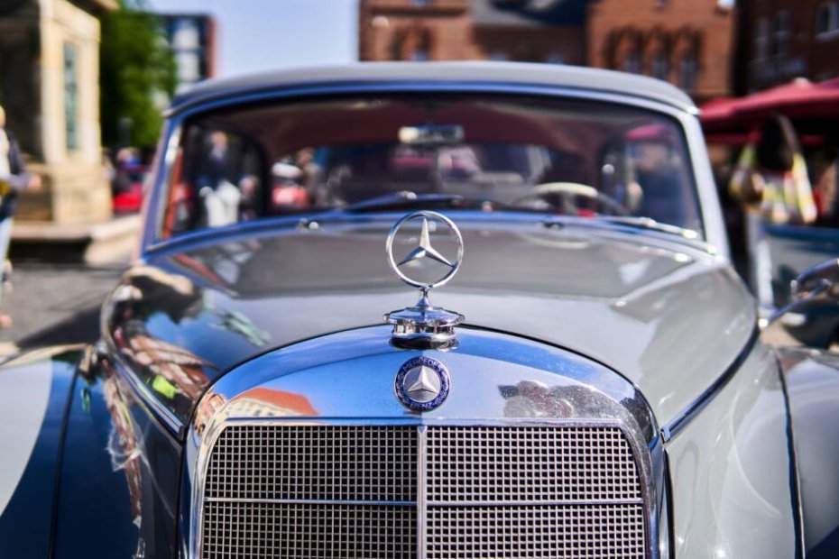 Klassisk Mercedes Benz-køler. Foto fra 2024: Vestjysk Motor Veteran Klub.